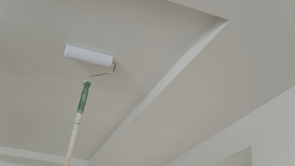 Peinture des murs et plafonds Pour des travaux de peinture intérieure et extérieure au Pays Basque ou dans les Landes, contactez Nicolas Peinture & Entretien du bâtiment au 07 71 17 65 46 ou au 07 79 80 05 47 !